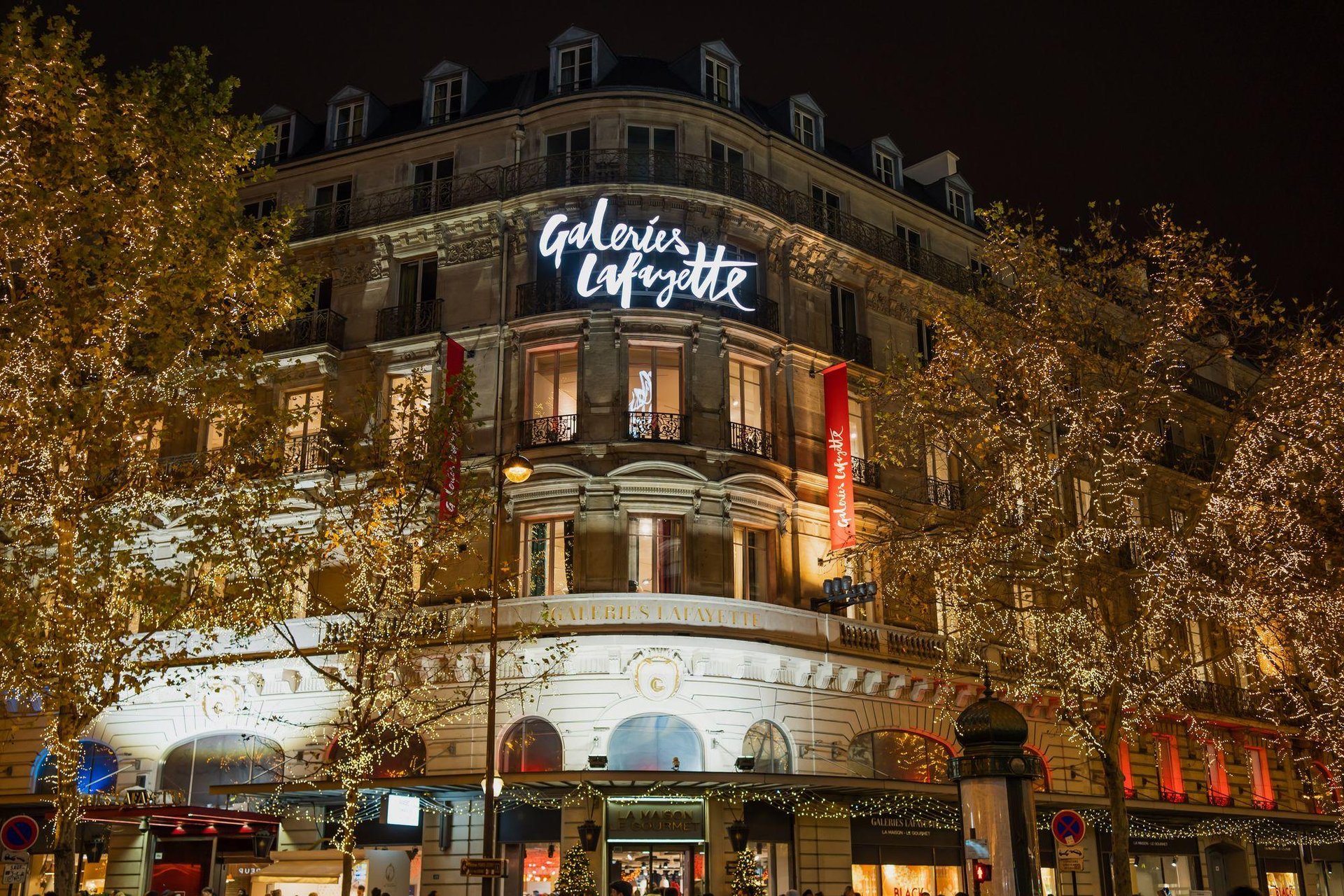 Boulevard Haussman, few steps from the Hôtel Gramont, the galeries Lafayette - grand magasin is an compulsory address
