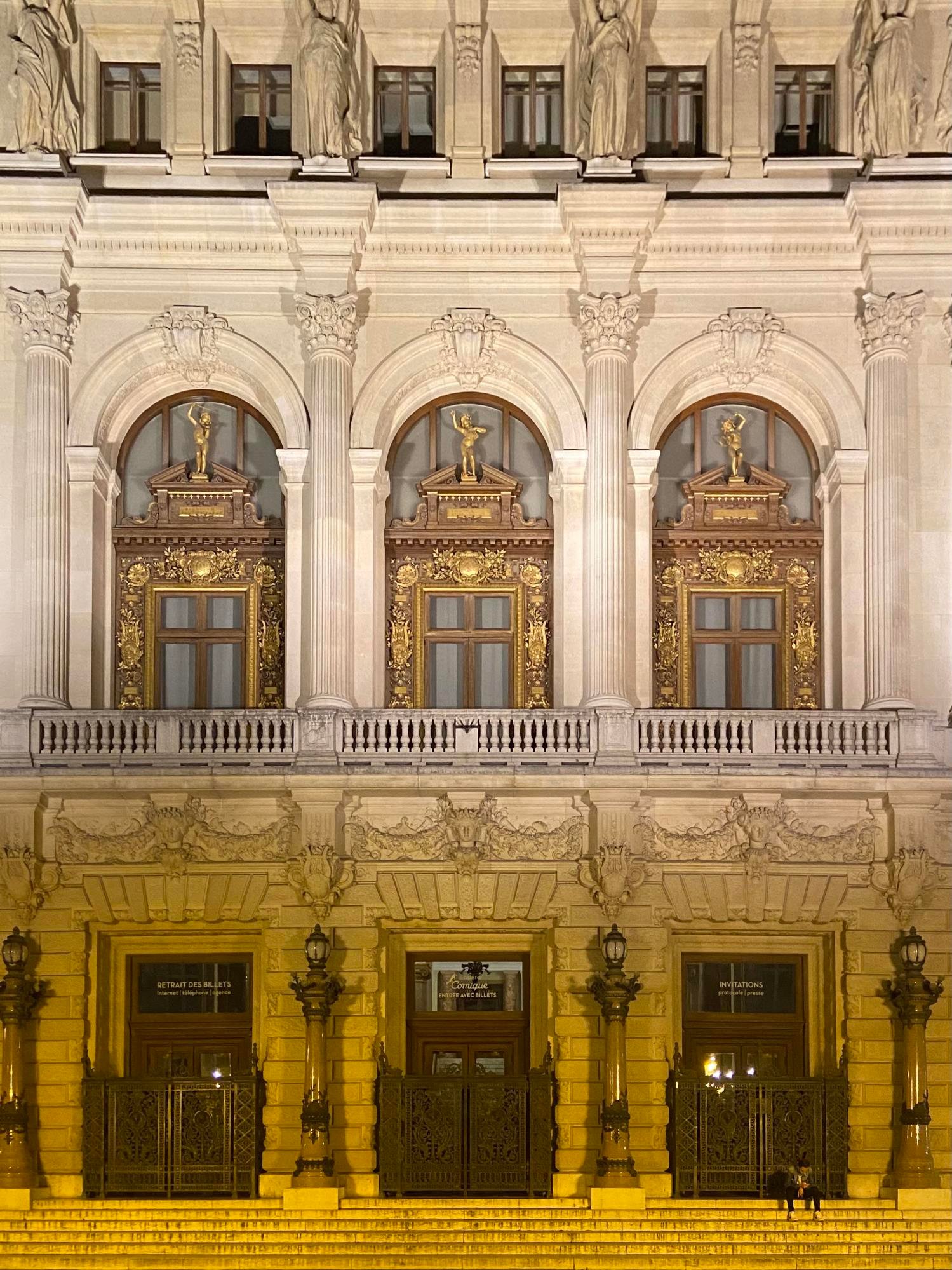 La salle favart, ou l'Opéra Comique se situe sur la place Boieldieu, derrière l'Hôtel Gramont Paris