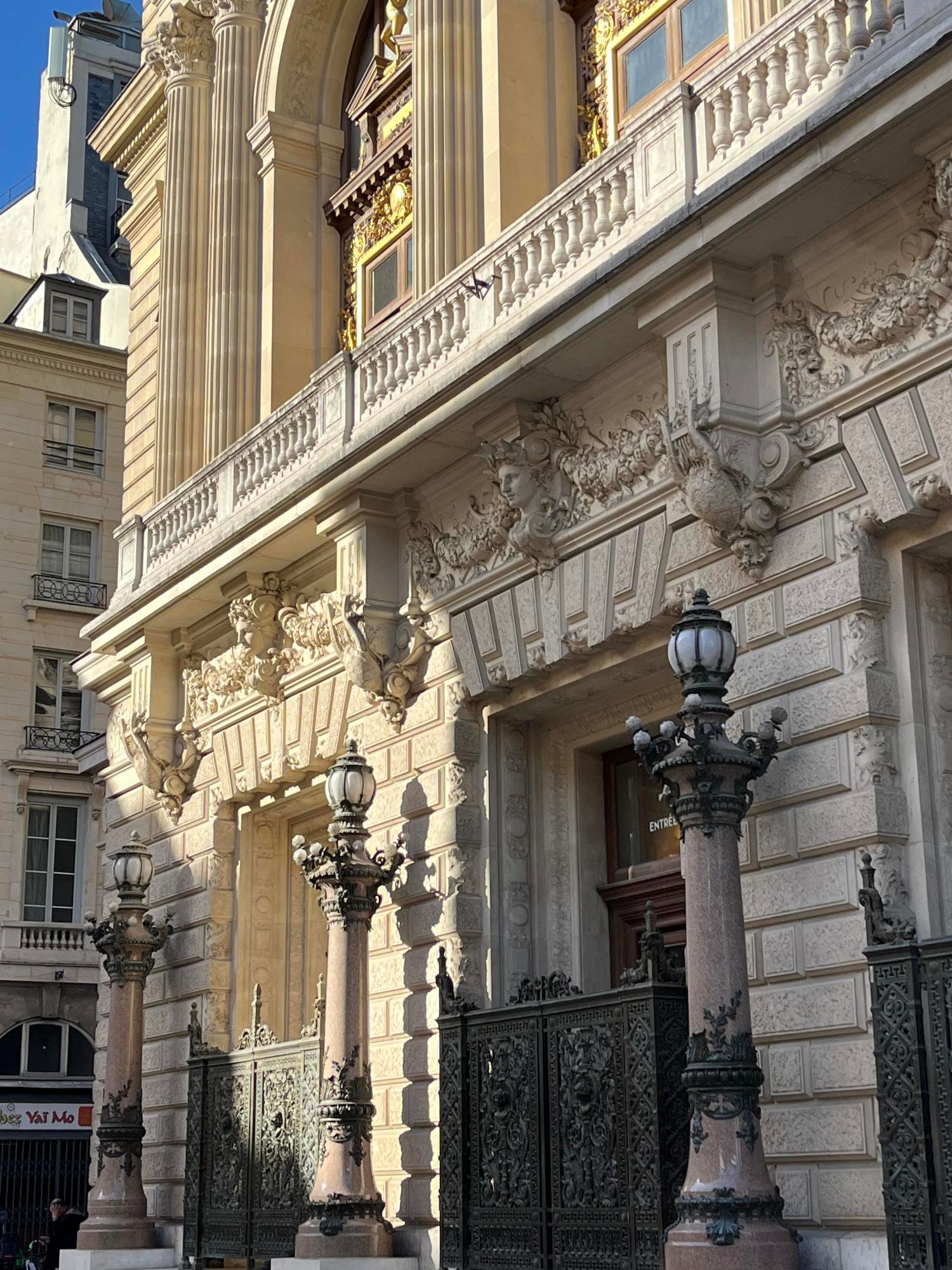 La salle Favart, l'Opéra Comique, se situe place Boieldieu derrière l'Hôtel Gramont Paris