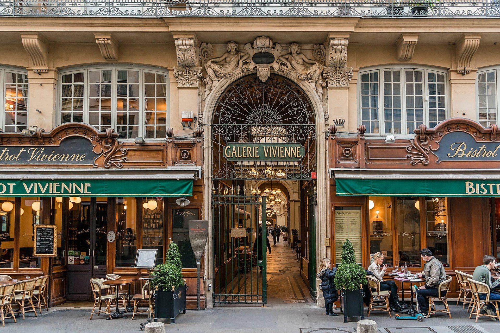 The Hotel Gramont close to the "Passage Vivienne" reminds the luxuruous past of the district