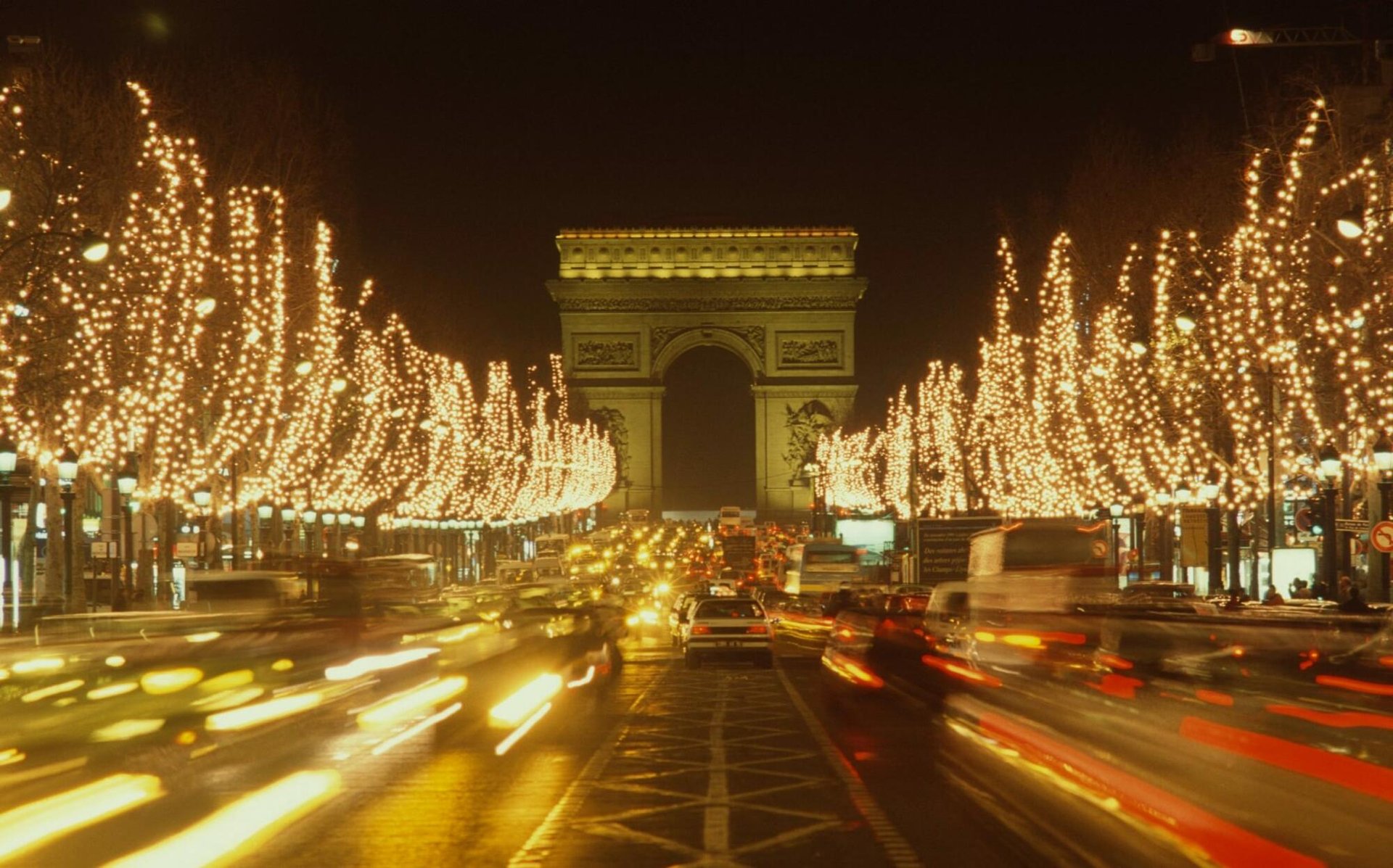 Eclairages de Noel sur les champs Elysées à Paris